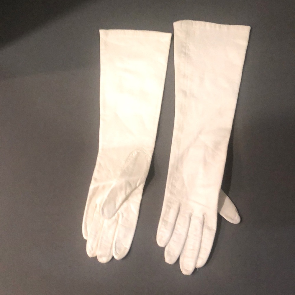White leather gloves lined with silk. Never worn.